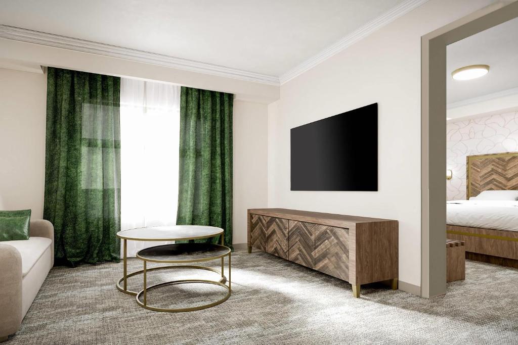 TV a/nebo společenská místnost v ubytování Velora Hinton, Ascend Hotel Collection