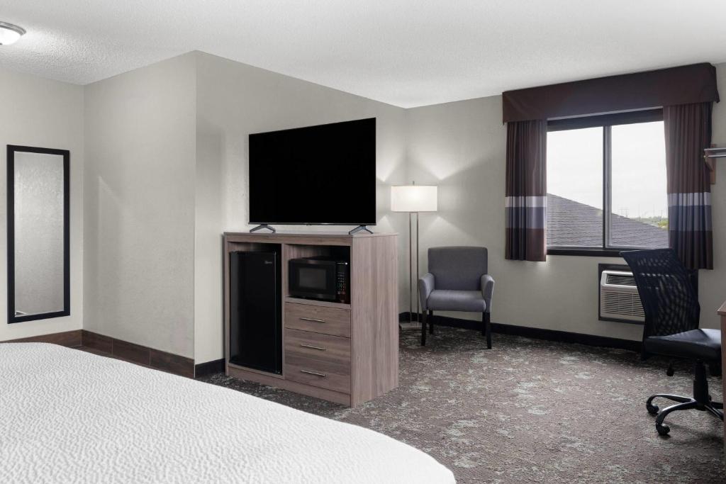 Ramada by Wyndham Cedar Rapids South - Zimmer Mit Kingsize-Bett – Nichtraucher