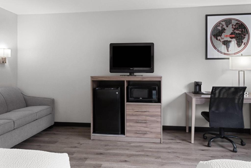 Ramada by Wyndham Cedar Rapids South - Habitación Con 2 Camas Grandes - No Fumadores