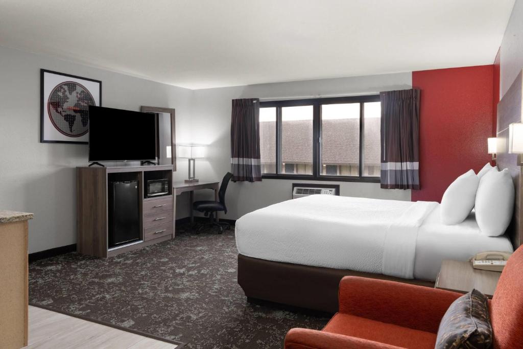 Ramada by Wyndham Cedar Rapids South - Quarto King Com Kitchenette - Não Fumador