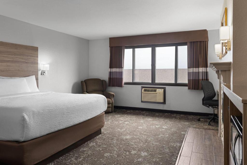Ramada by Wyndham Cedar Rapids South - Superior Zimmer Mit Kingsize-Bett – Nichtraucher