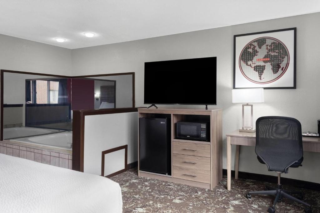Ramada by Wyndham Cedar Rapids South - キングスイート ジェットバス付 禁煙