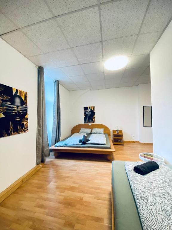 une chambre avec deux lits dans une pièce dans l'établissement Elegant 3-Bedroom Retreat Convenient City Access, à Vienne