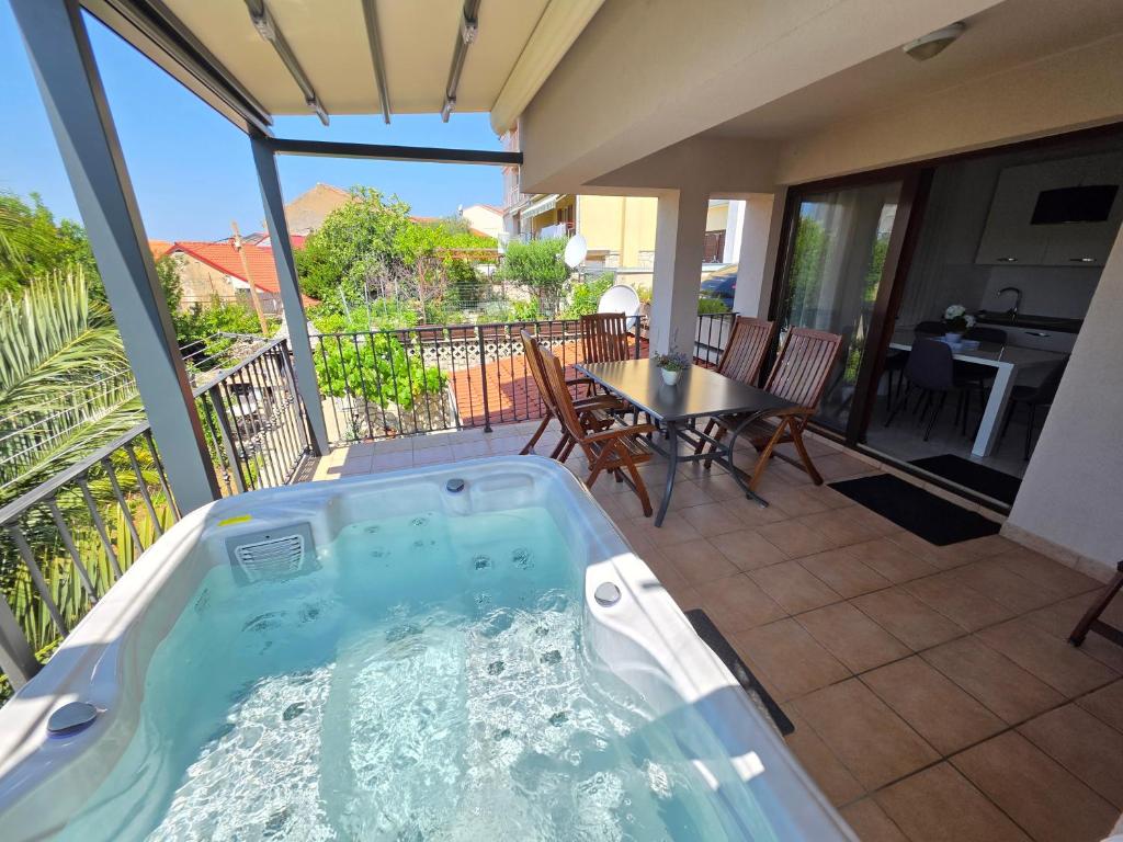 Balkón nebo terasa v ubytování DAMIR - apartment with Jacuzzi