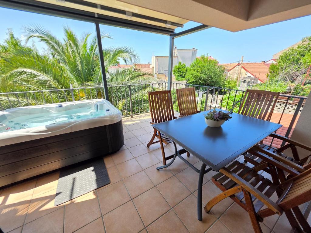 Balkón nebo terasa v ubytování DAMIR - apartment with Jacuzzi