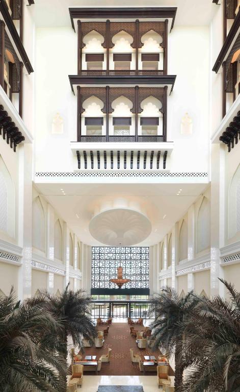 Habitación grande con mesas y ventana grande. en Bab Al Qasr Residence, en Abu Dabi
