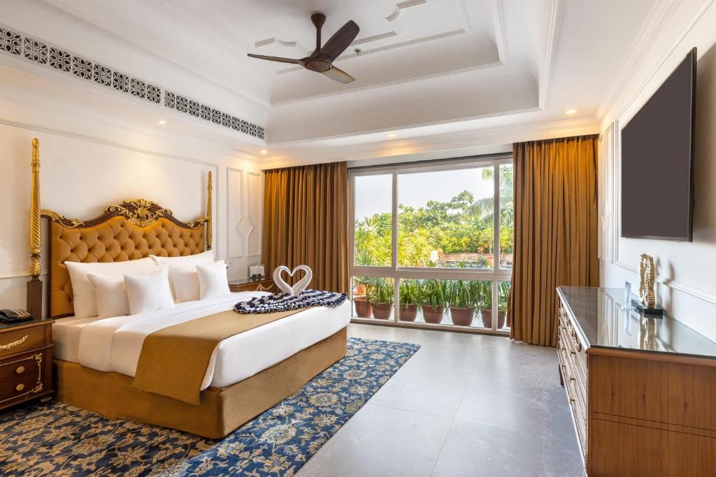 Postel nebo postele na pokoji v ubytování Mayfair Palm Beach Resort