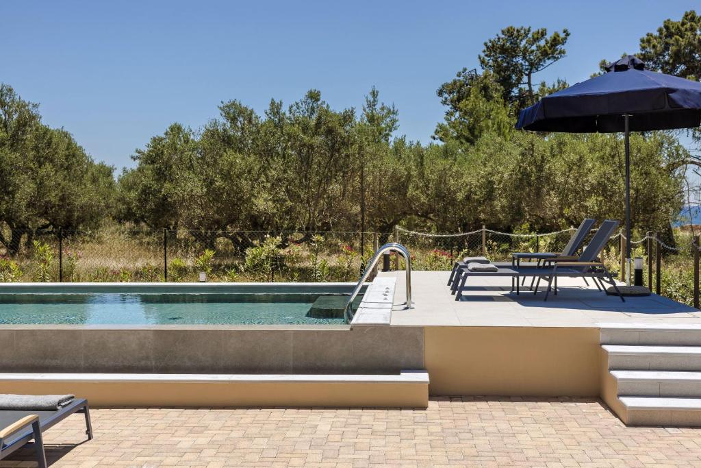 Bazén v ubytování SOUND OF SEA Villas nebo v jeho okolí