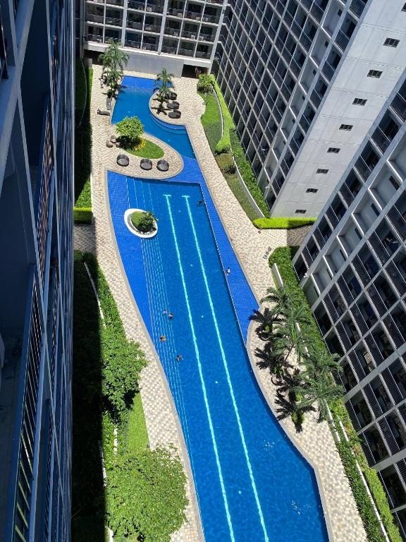 Una vista aérea de una piscina entre dos edificios. en AJ Staycation Shore 2, en Manila