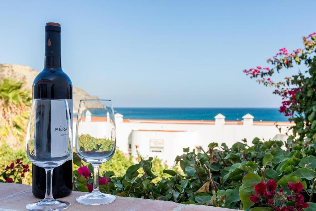 une bouteille de vin et un verre sur une table dans l'établissement CoolHouses Algarve Luz, 3 Bed Townhouse w/ beautiful sea view, Luz Bay 76, à Luz
