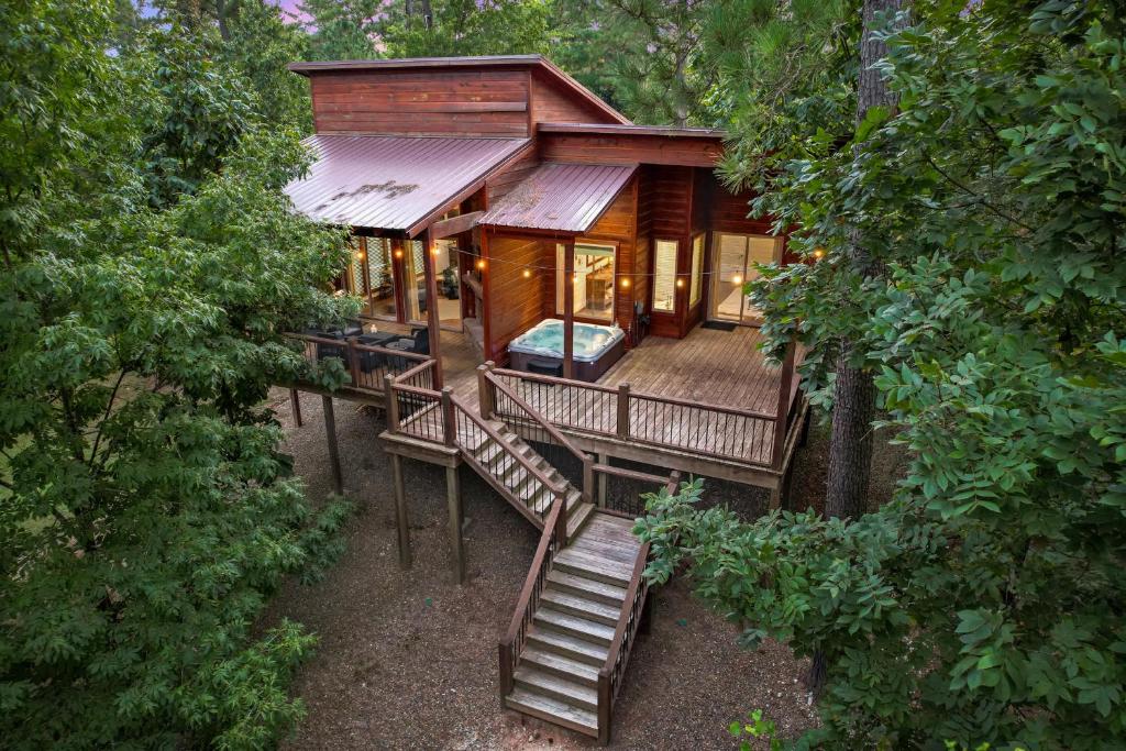 Cabin Retreat with Spa Fire Pit & Games - Sleeps 4 في بروكن بو: إطلالة علوية على كابينة خشبية في الغابة