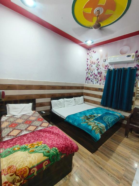 Postel nebo postele na pokoji v ubytování Kamal Dham Hotel - Near Prem Mandir