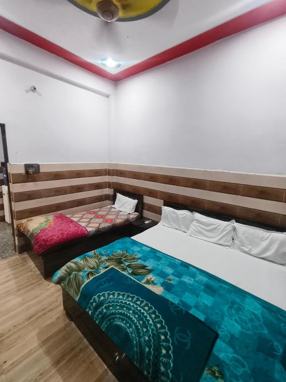 Postel nebo postele na pokoji v ubytování Kamal Dham Hotel - Near Prem Mandir