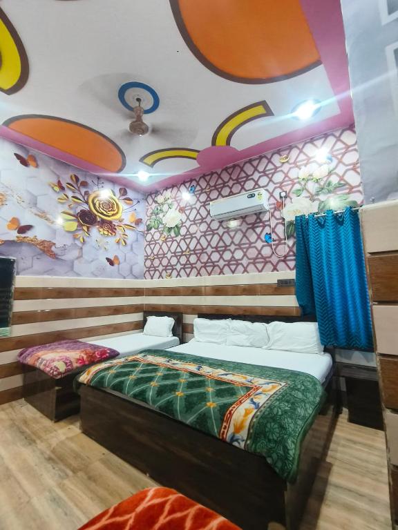 Postel nebo postele na pokoji v ubytování Kamal Dham Hotel - Near Prem Mandir