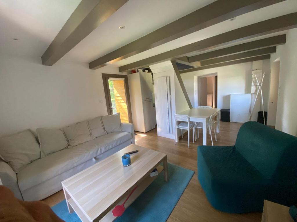 un salon avec un canapé et une table dans l'établissement Pavillon du garde de la Porte d'Embrun, à Aramon