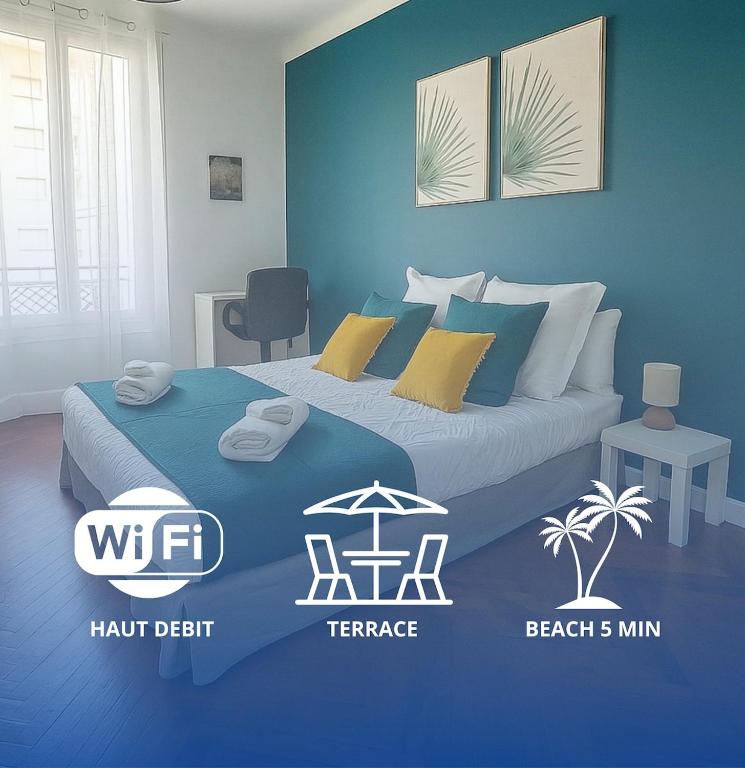 une chambre avec un grand lit aux murs bleus dans l'établissement Rêve Bleu de Nice - Terrace - Beach & Tram 5 min, à Nice
