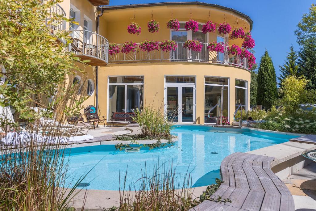 Bazén v ubytování Hotel Bajkal nebo v jeho okolí