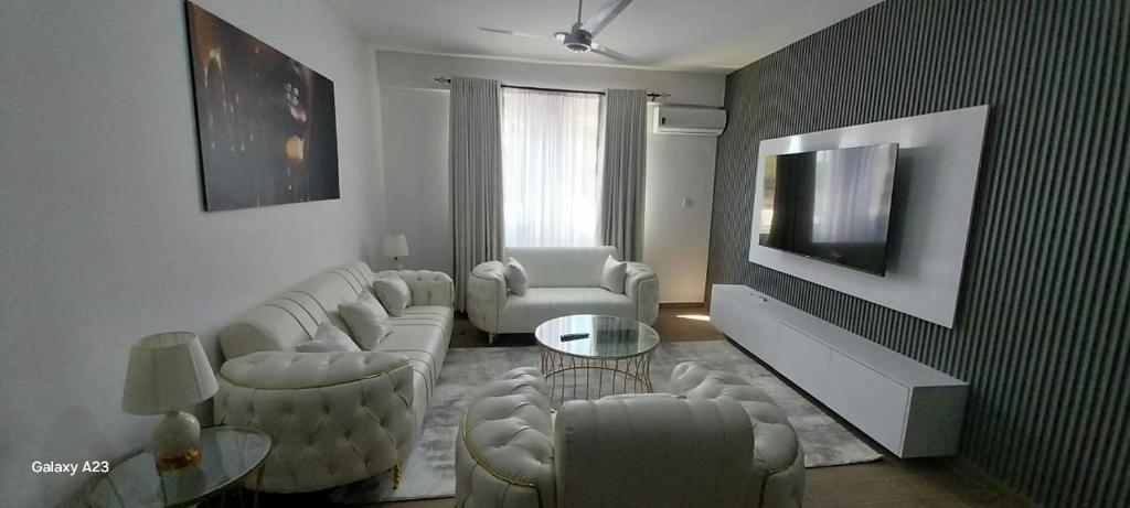 TV a/nebo společenská místnost v ubytování AQUA GARDENS SEAVIEW LUXURY HOMESTAY NYALI Msa