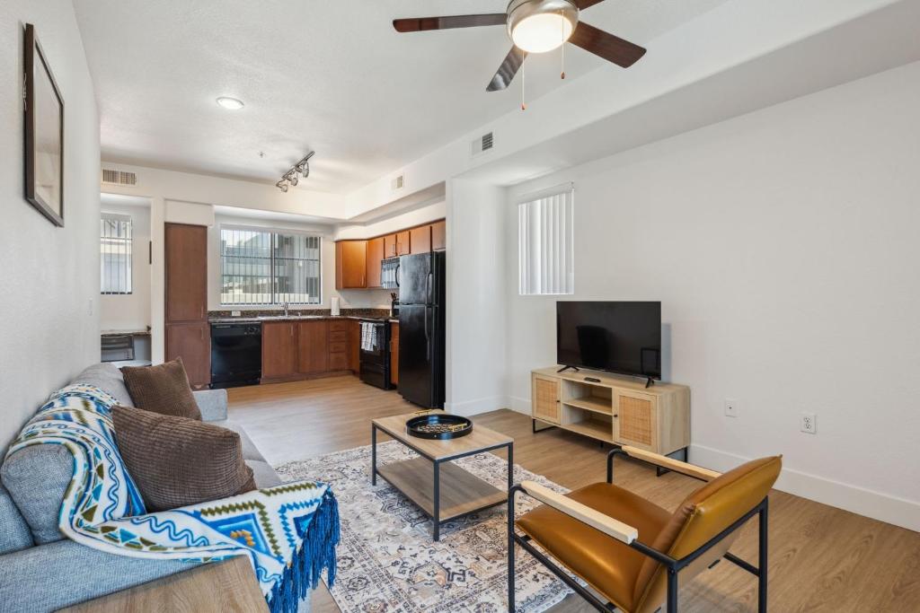 グレンデールにあるCozySuites Glendale - Westgate w pool 14のソファとテレビのあるリビングルーム