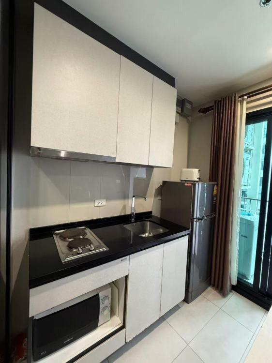 A kitchen or kitchenette at The BASE Central Pattya 网红公寓-无边泳池