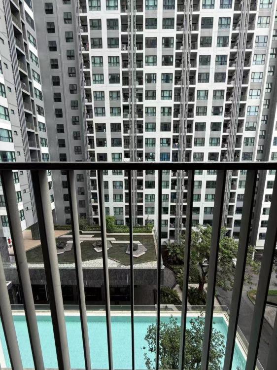 The swimming pool at or close to The BASE Central Pattya 网红公寓-无边泳池