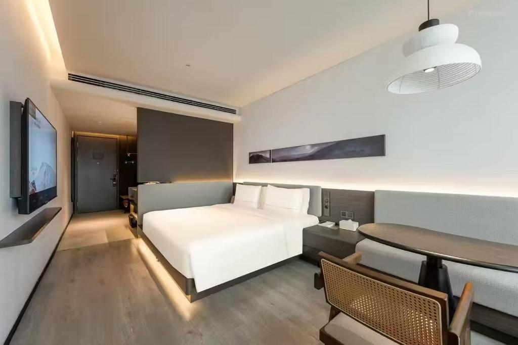 TV a/nebo společenská místnost v ubytování Atour Hotel Wuxi Sanyang Plaza Donglin Academy