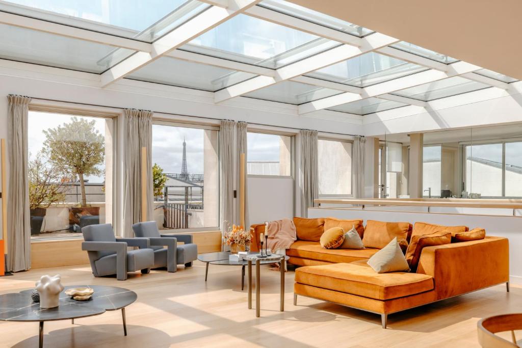 un salon avec un grand plafond en verre dans l'établissement Hotel de Pourtales, à Paris