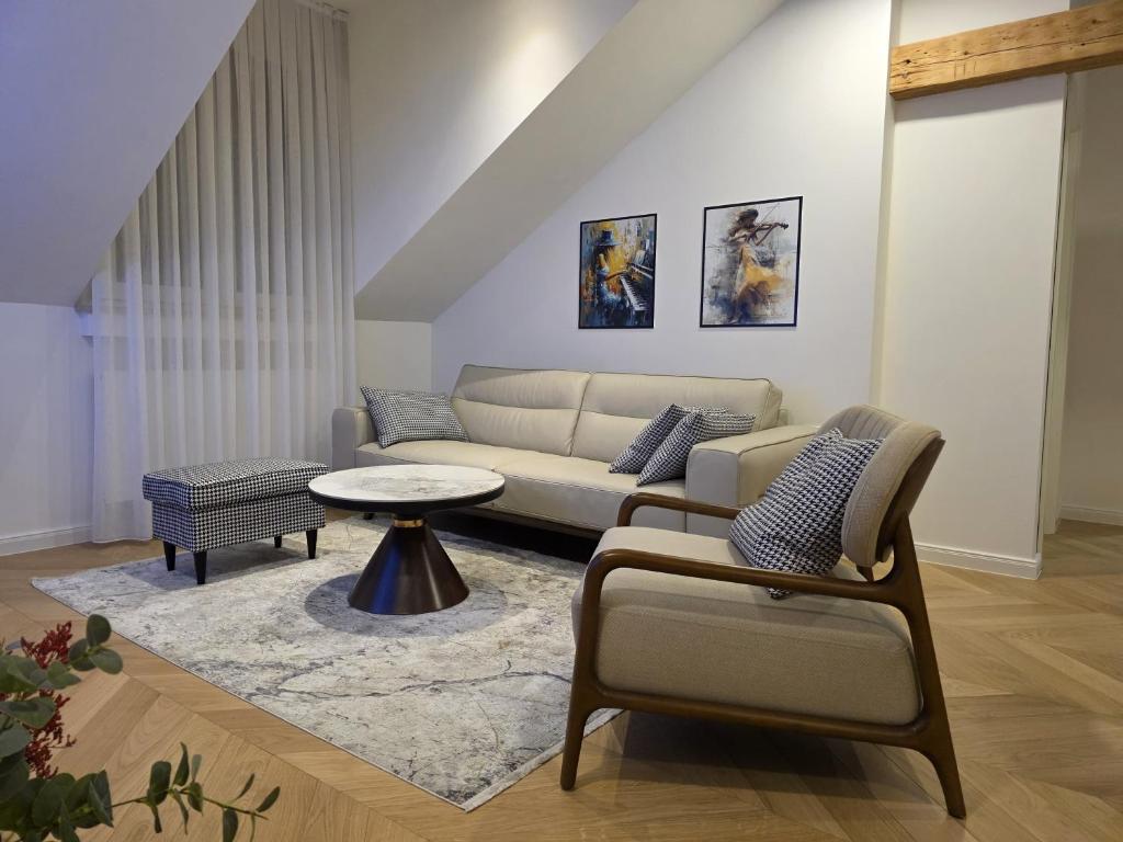 La Donna - Elegant City Apartment in a Historic Building