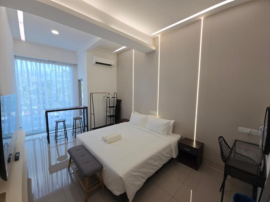ein Schlafzimmer mit einem weißen Bett und einem Balkon in der Unterkunft One Point Hotel TT3 Tabuan Tranquility in Kuching