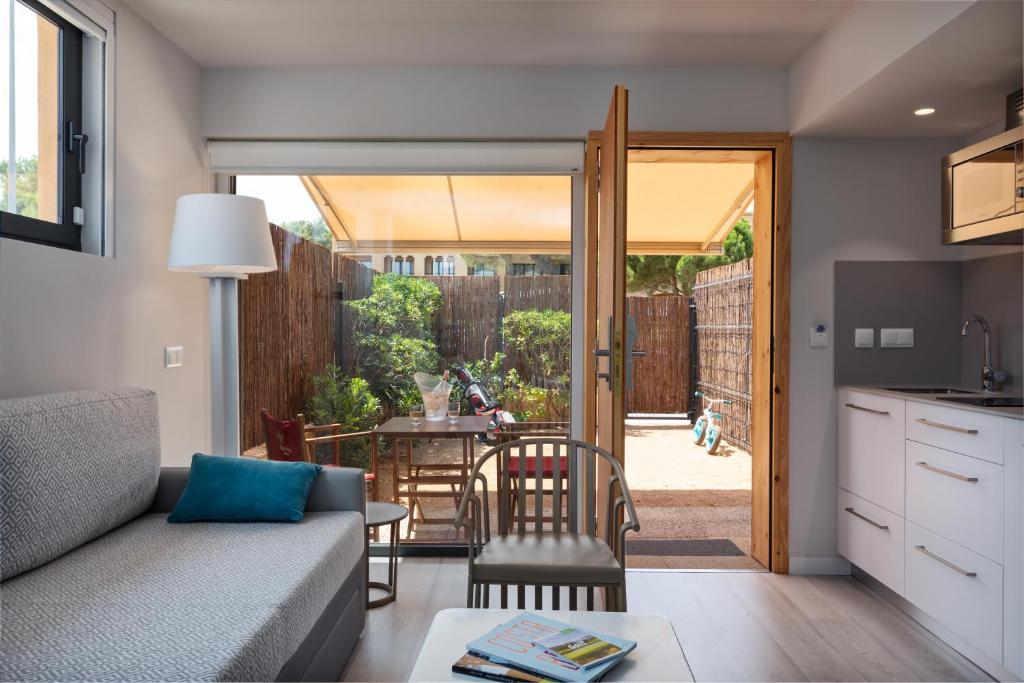 A kitchen or kitchenette at Apartaments Beach & Golf Resort