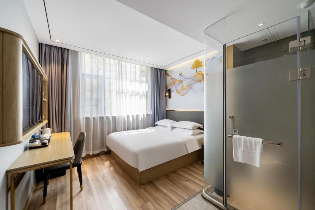 Weiting Hotel Shanghai Xujiahui Stadium Subway Station Branch房間的床