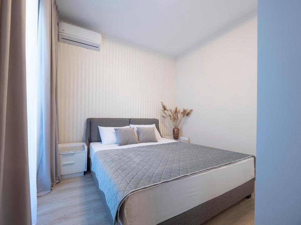 a bedroom with a bed and a window at CASA AL MARE RESIDENCE in Bečići