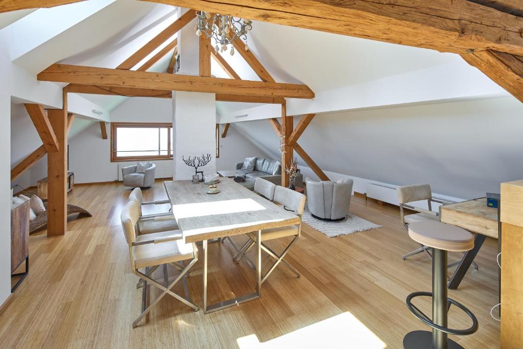 Posezení v ubytování Außergewöhnliches Loft am Pfänderhang mit Seeblick