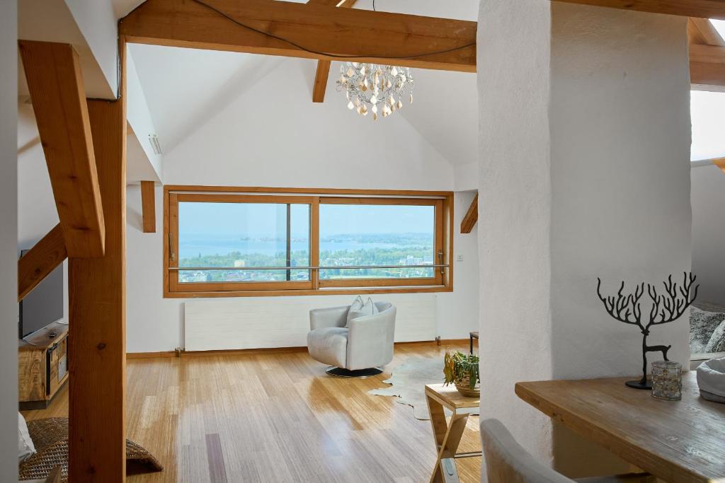 Posezení v ubytování Außergewöhnliches Loft am Pfänderhang mit Seeblick