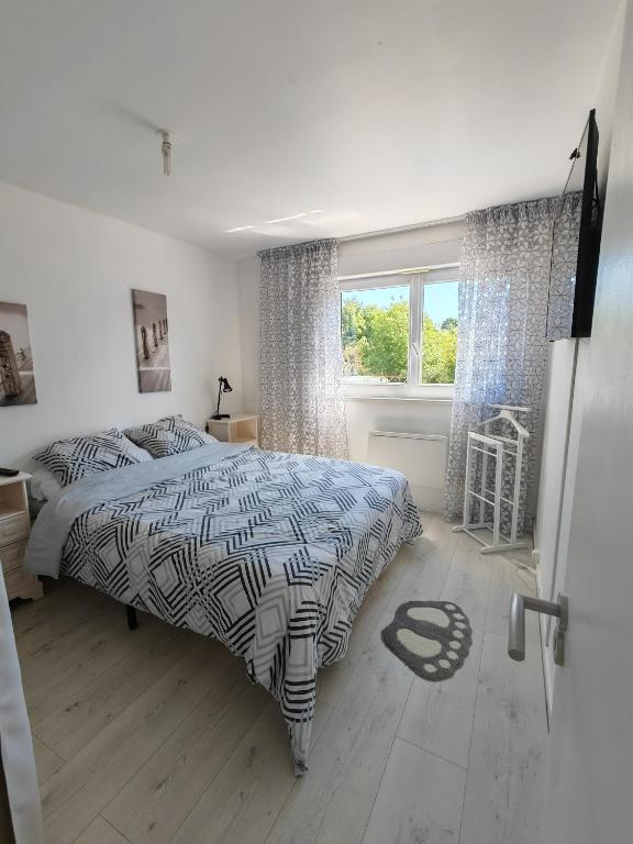 une chambre avec un lit et une fenêtre dans l'établissement le Mabileau Saumur, à Saumur