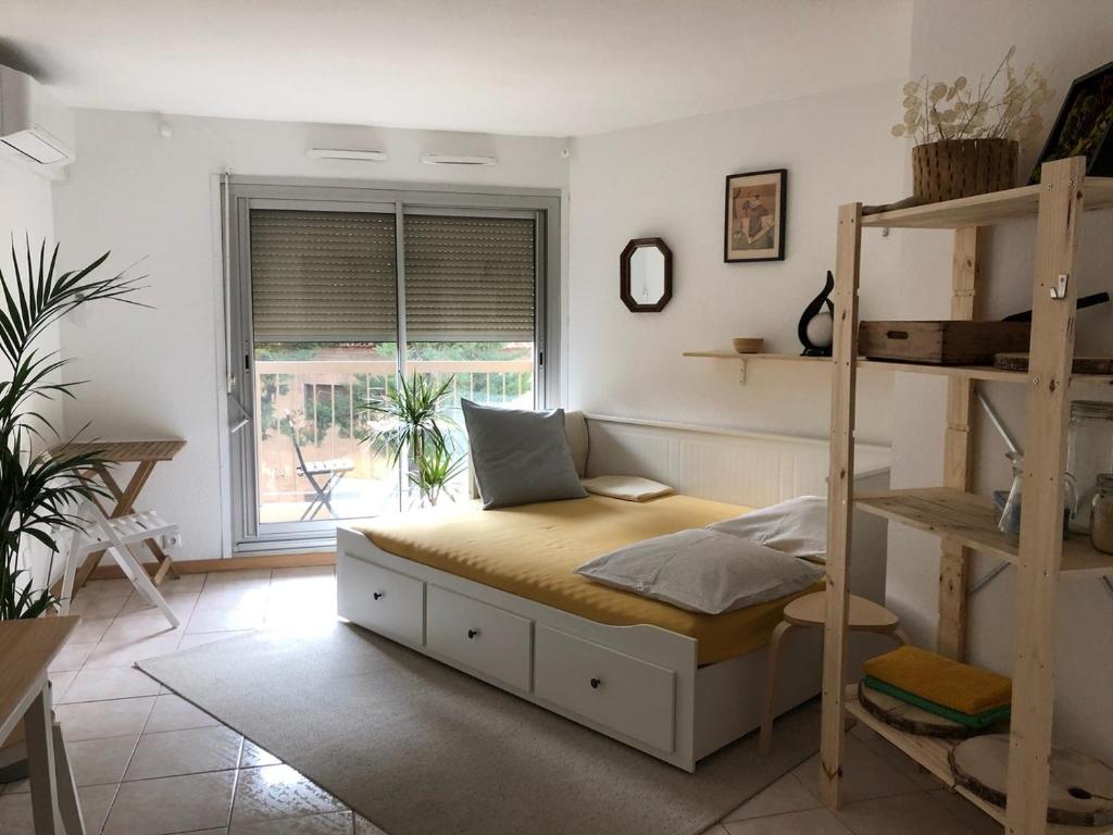 une chambre avec un lit superposé et une échelle dans l'établissement studio, clim, balcon et parking, à 2 pas du centre !, à Avignon
