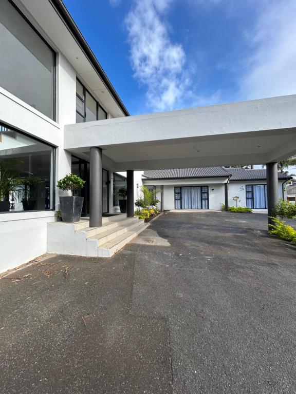 een lege parkeerplaats voor een gebouw bij The Sanctuary Guest House in East London