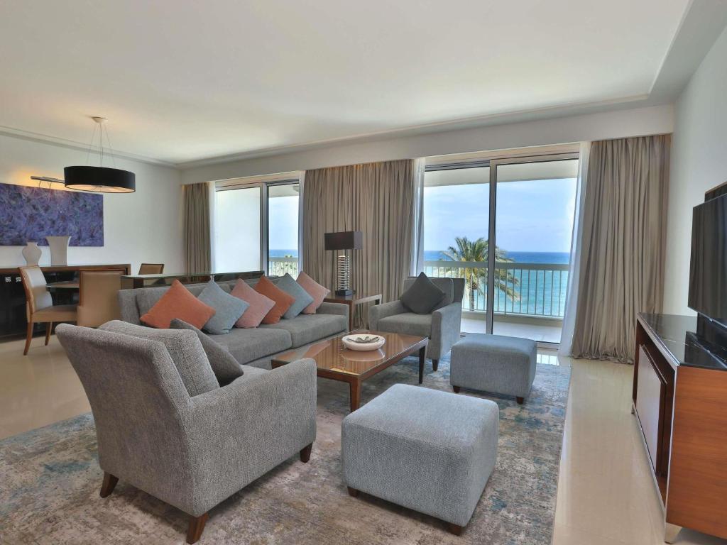 TV a/nebo společenská místnost v ubytování Mövenpick Hotel Beirut