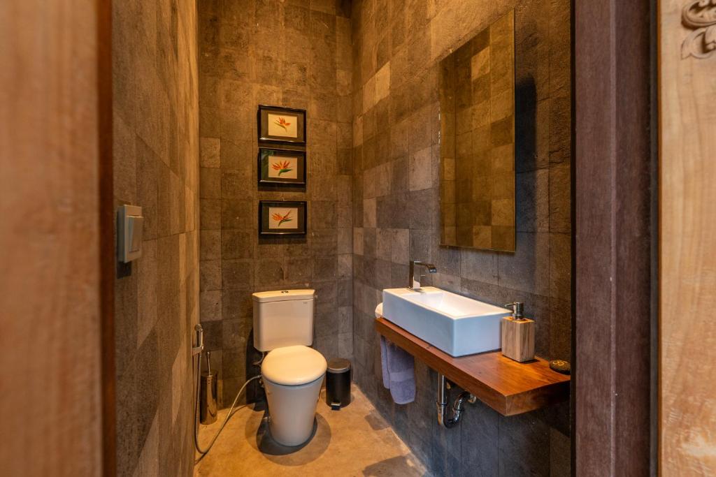 Kamar mandi di Rouge - Loft Dimanisa