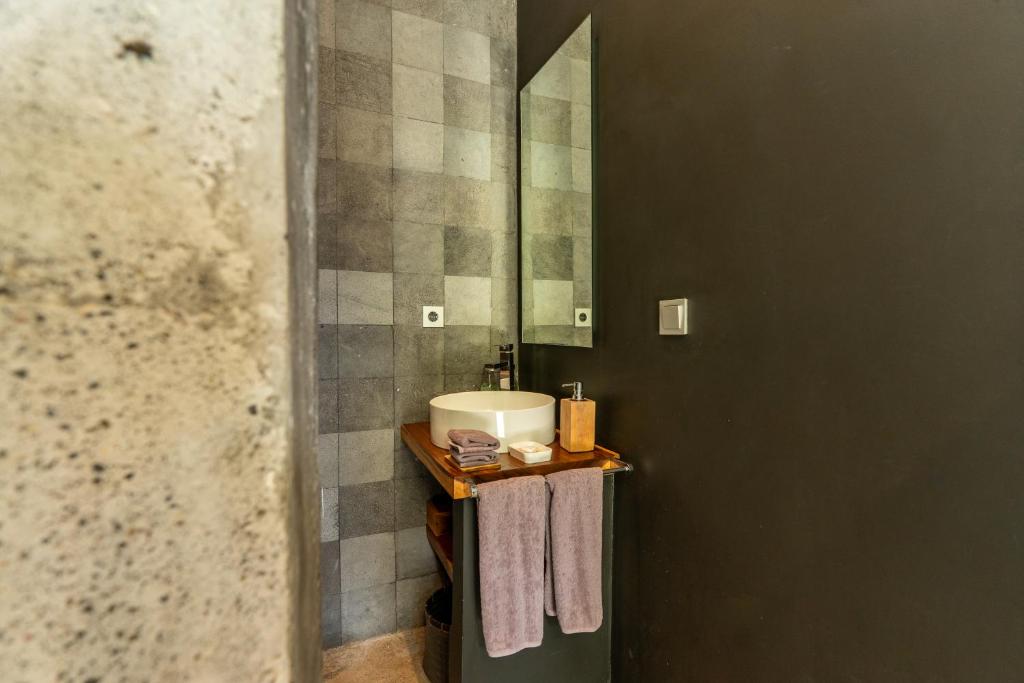 Kamar mandi di Rouge - Loft Dimanisa