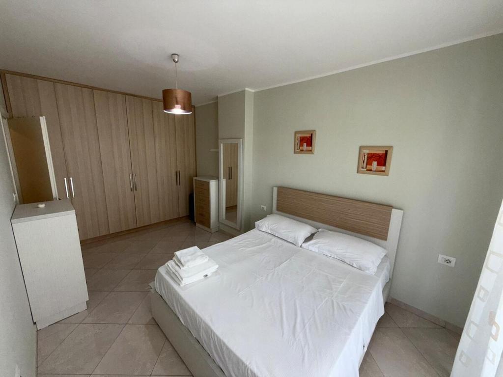 En eller flere senge i et værelse på Shengjin Apartments