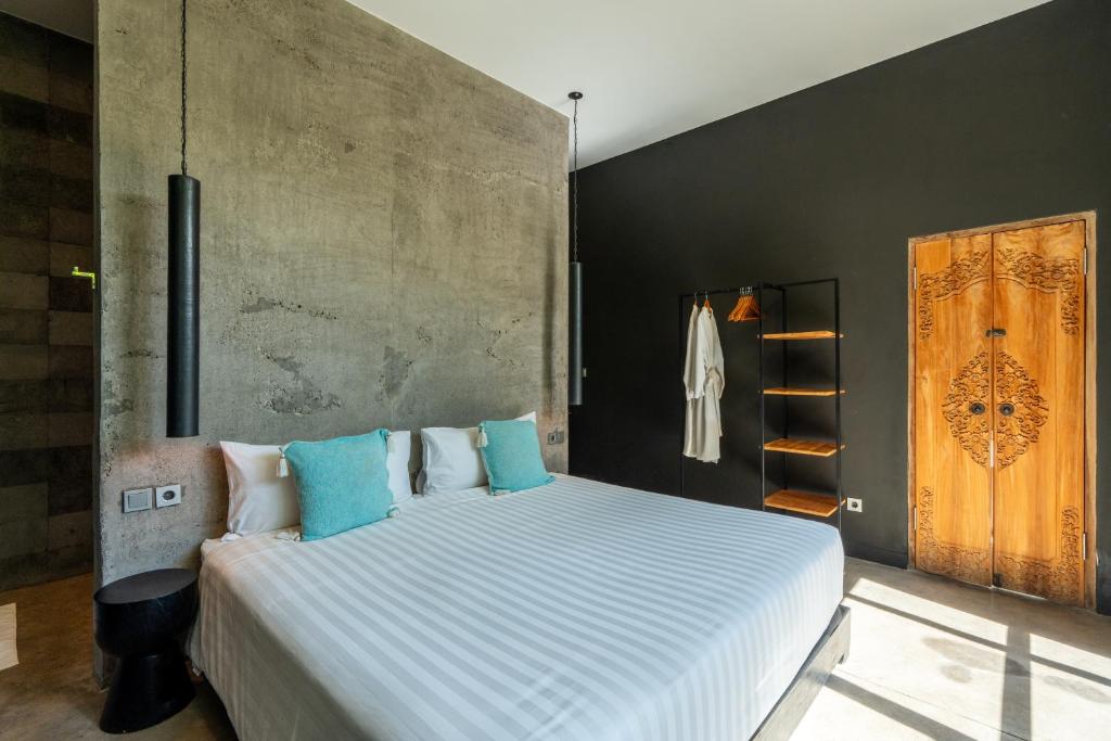 Tempat tidur dalam kamar di Rouge - Loft Dimanisa