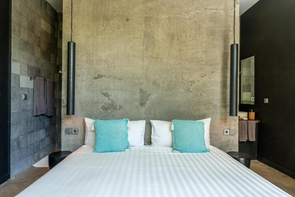 Tempat tidur dalam kamar di Rouge - Loft Dimanisa