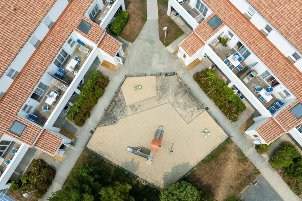 an overhead view of a courtyard in an apartment building at Résidence Prestige Odalys Le Domaine des Pins in Noirmoutier-en-l'lle