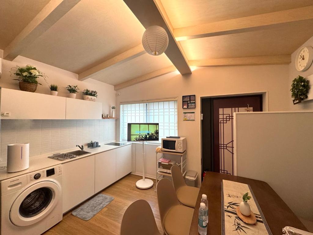 TV a/nebo společenská místnost v ubytování Seoul & Hangang Park, 5 min walk from Konkuk University, Seongsu, Jayang Subway Stations & Licensed Accommodation