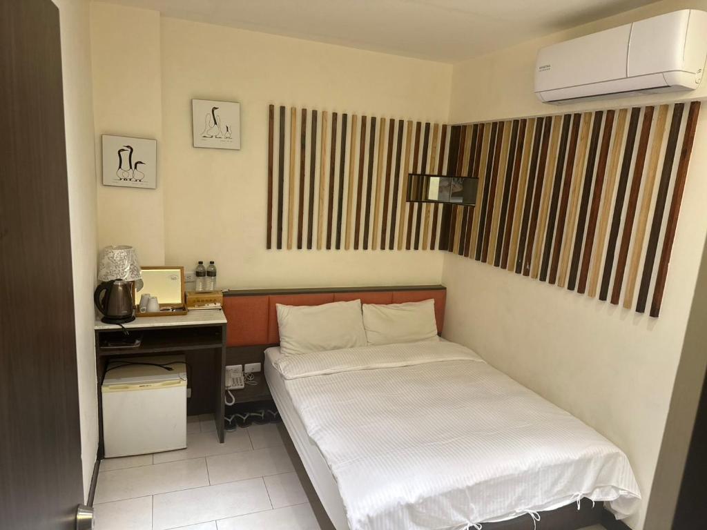 A bed or beds in a room at Tilon Hotel