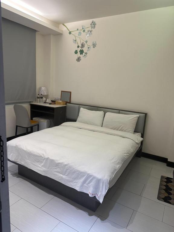 A bed or beds in a room at Tilon Hotel