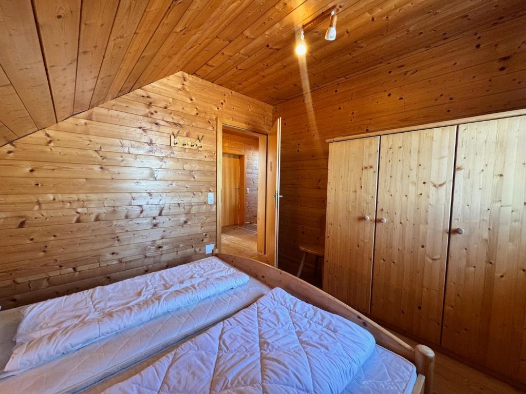 Postel nebo postele na pokoji v ubytování Chalets am Feuerkogel