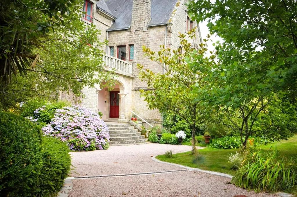 Zahrada ubytování Villa en campagne à Langoëlan - Piscine privée