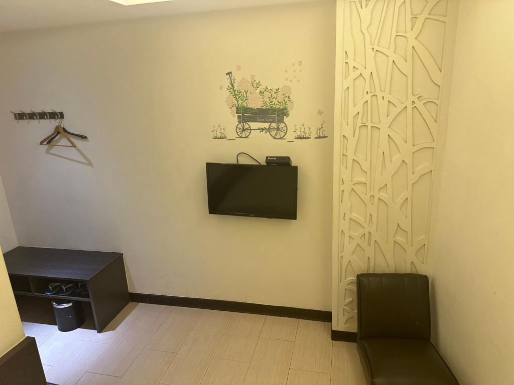 A television and/or entertainment centre at Tilon Hotel